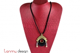 Necklace designed with black stone pendant and metal border
